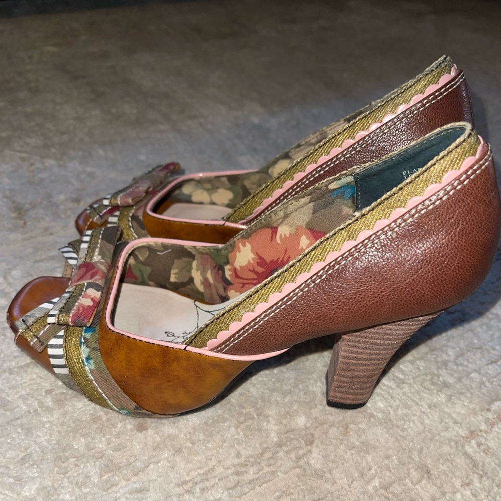 ๐๐๐๐๐ ๐๐๐ ๐๐๐๐ ๐ก๐๐ Retro-Inspired Heels - Picture 9 of 16